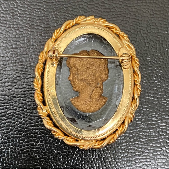 Vintage Unsigned Gold-tone Intaglio Cameo Victorian Revival Brooch - Picture 5 of 11